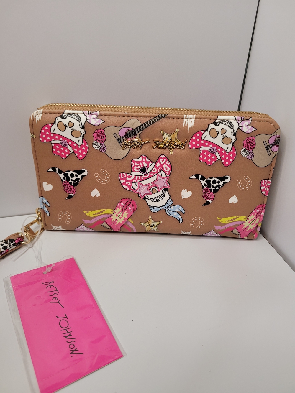 👉✨️Betsey Johnson Tan Western Skull Zip Wallet with Pink Accents